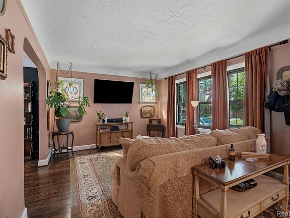 5th image of 461 Manor St