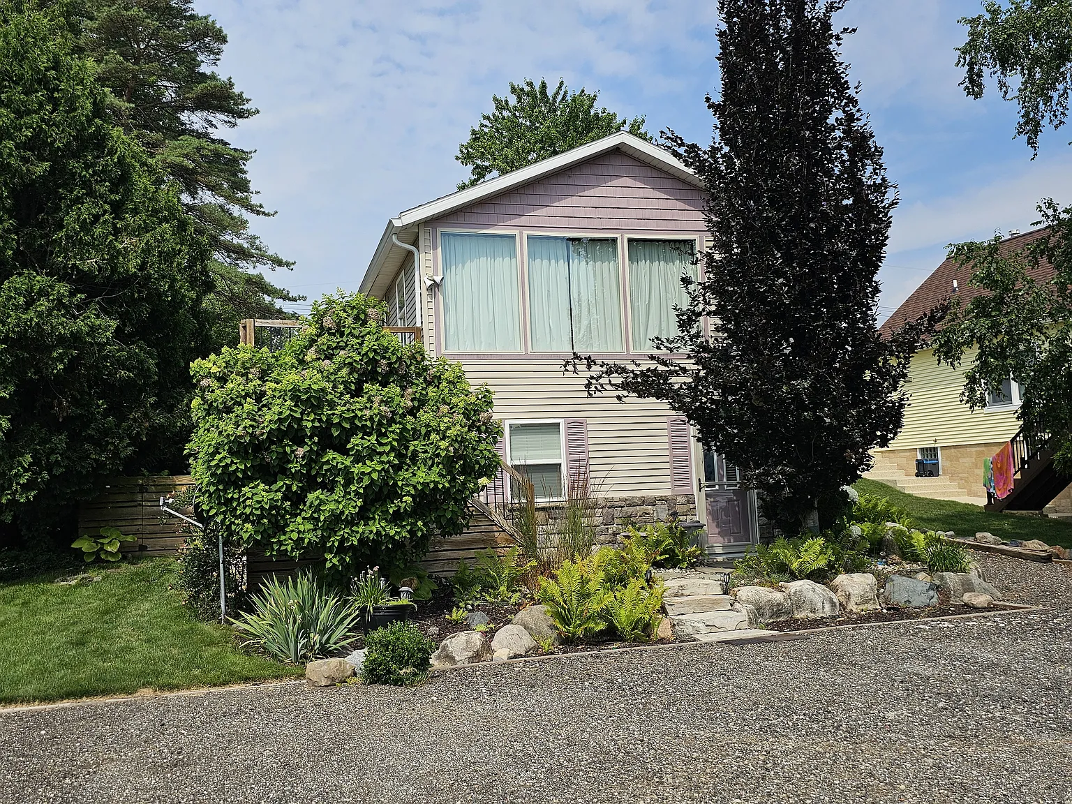 3 bed, 2200 sqft, $2,500 — Photo 1