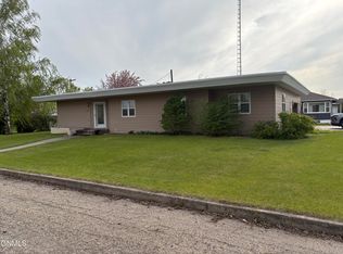 121 4th St, Edgeley, ND 58433