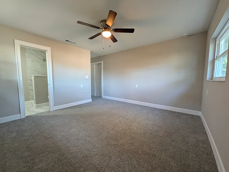 5523 Venetian Blvd NE — Photo 27