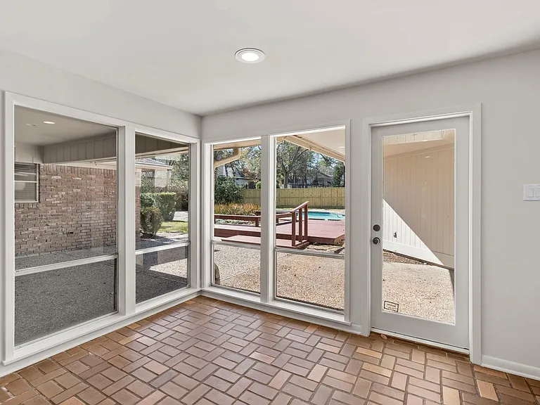 365 Piney Point Rd — Photo 12