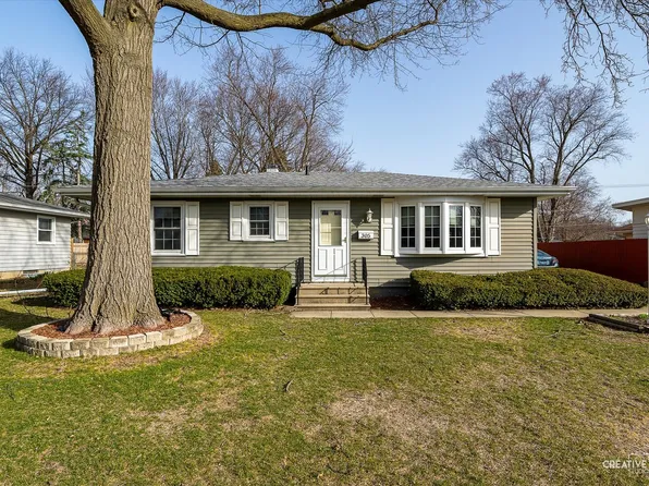 305 Hillside Pl, North Aurora, IL 60542