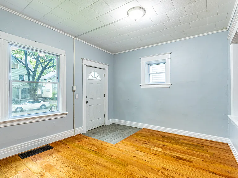 437 Cottage St — Photo 5