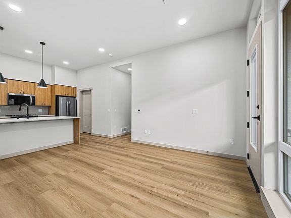 Madrona Apartments - 2bed 104 Madrona Apartments - 2bed 104