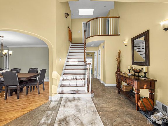 2nd image of 8 Crommelin Ct