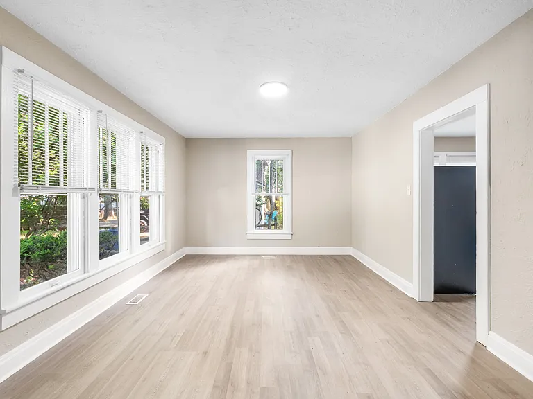 227 N Magnolia St — Photo 5