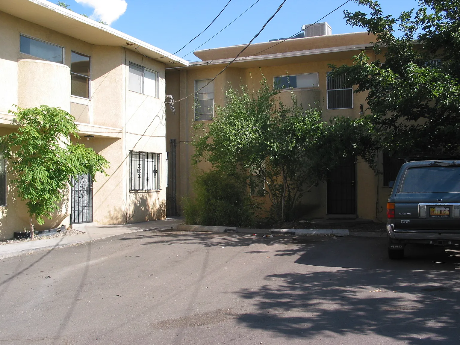 Bright 2 Story Town Home Style Apartment with Washer / Dryer — Photo 3
