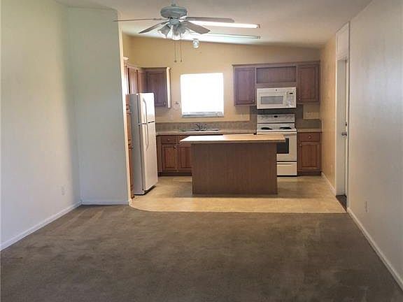 4th image of 121 NE 11th Pl
