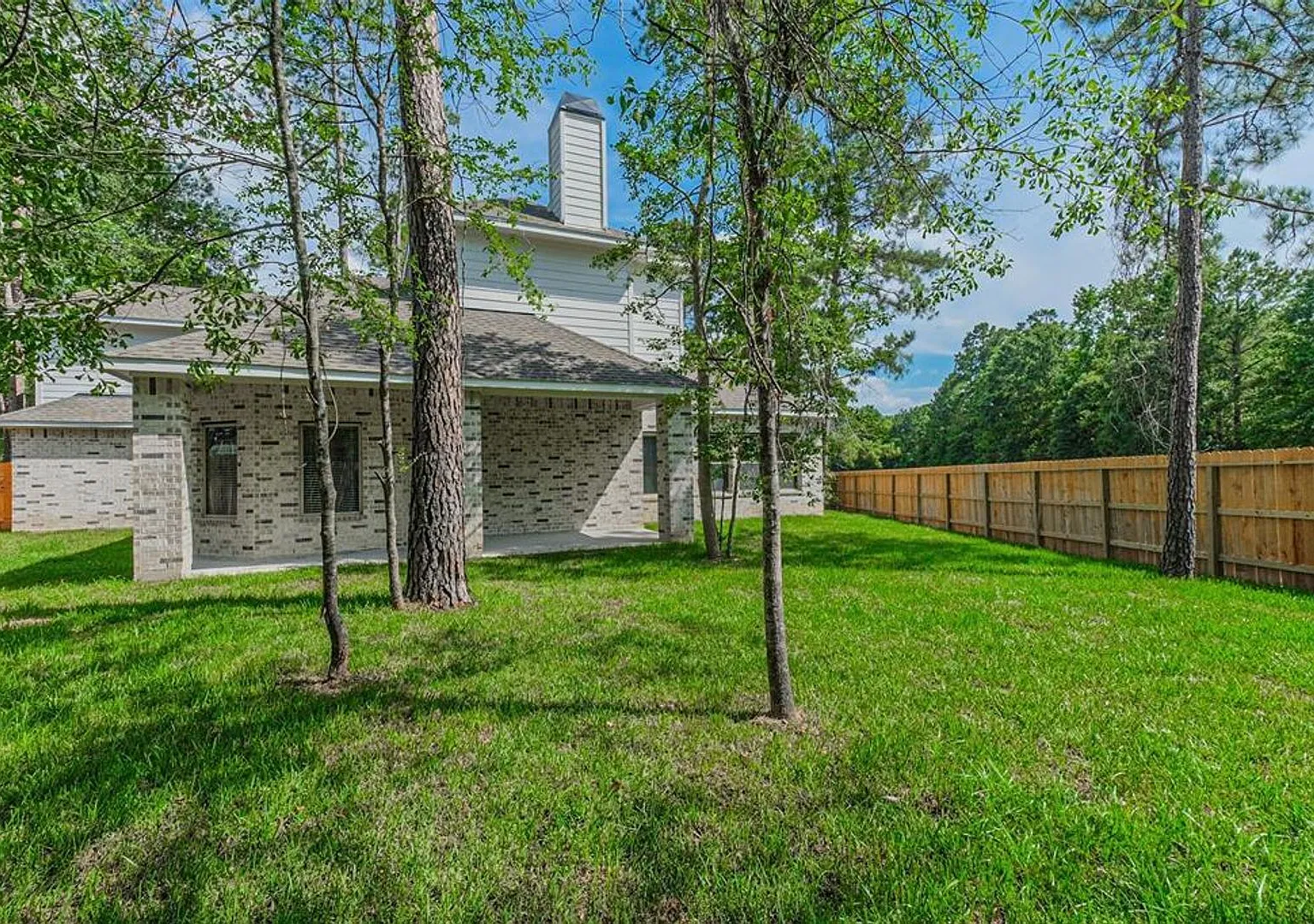 Spacious 4-Bed Home in The Woodlands Area 15 Lantana Trl — Photo 4