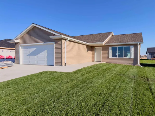 2305 E 42nd St, Kearney, NE 68847