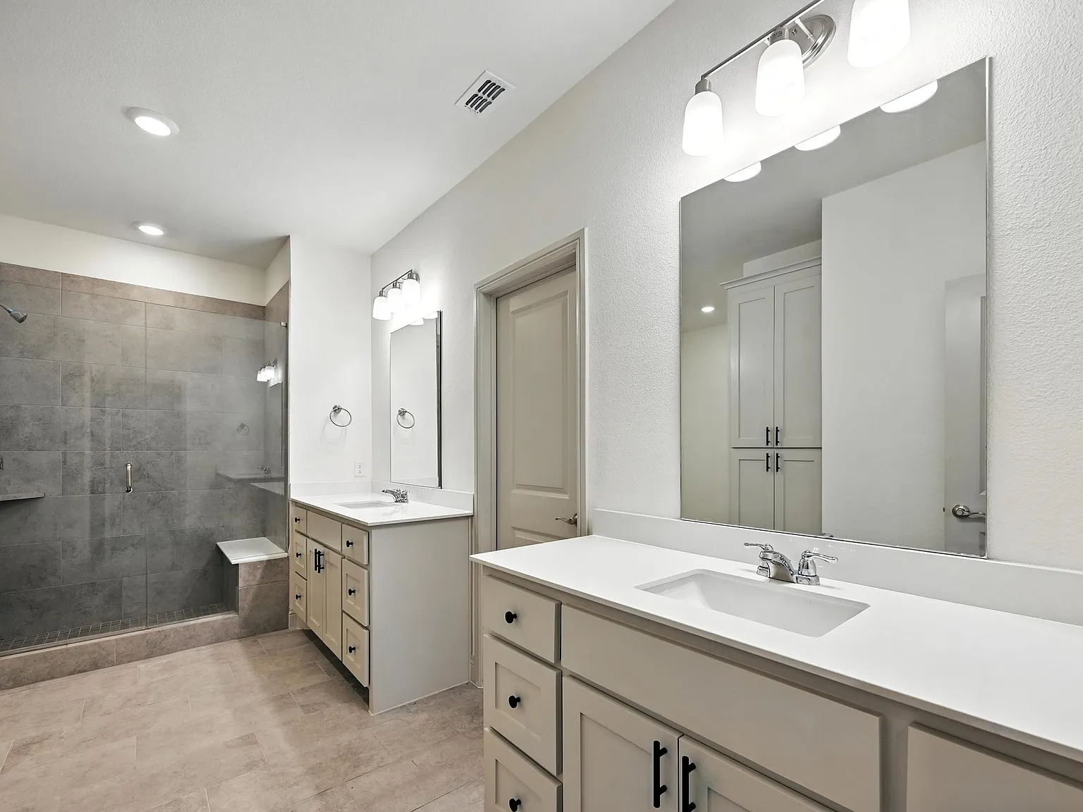 4 bed, 2.5 bath, 2800 sqft, $2,500 — Photo 4