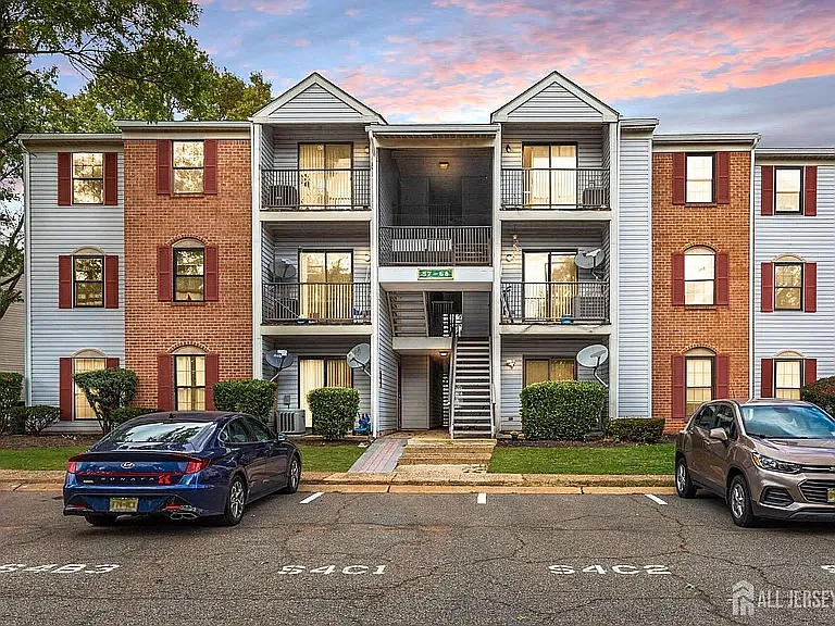 3 bed, 1070 sqft, $2,400 — Photo 1