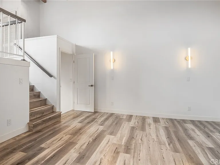984 Granville Ave — Photo 4