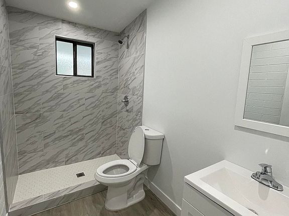 5th image of 1605 E Montebello Ave #7