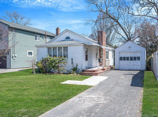 170 Beachview St, Copiague, NY 11726