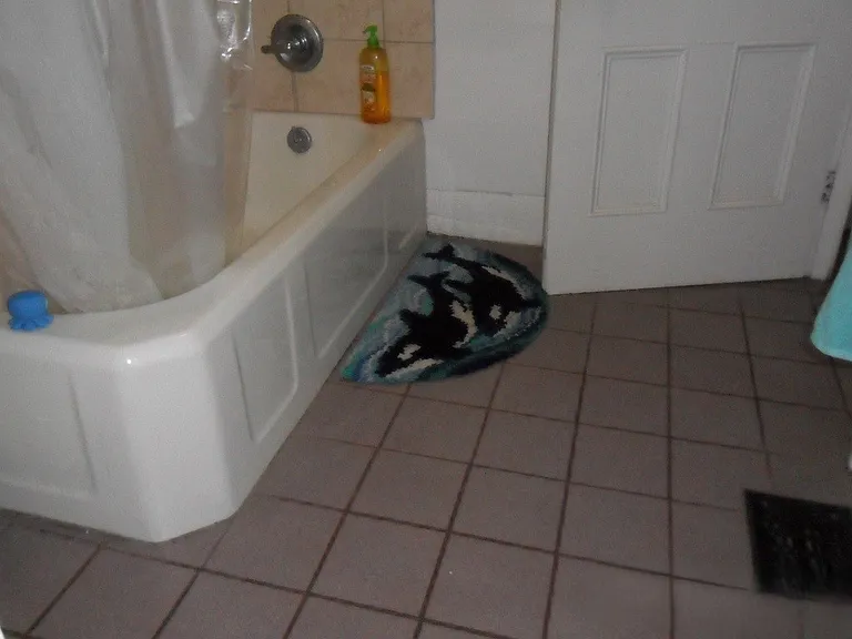 Large Bathroom - tile floor