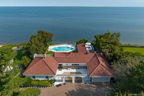 10 Beach Hill Dr Photo 1