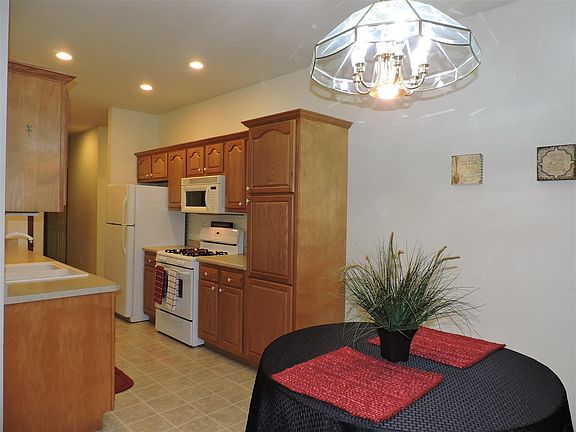 4th image of 60624 Ashton Way