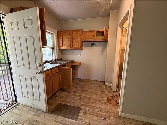 3rd image of 945 E 149th St