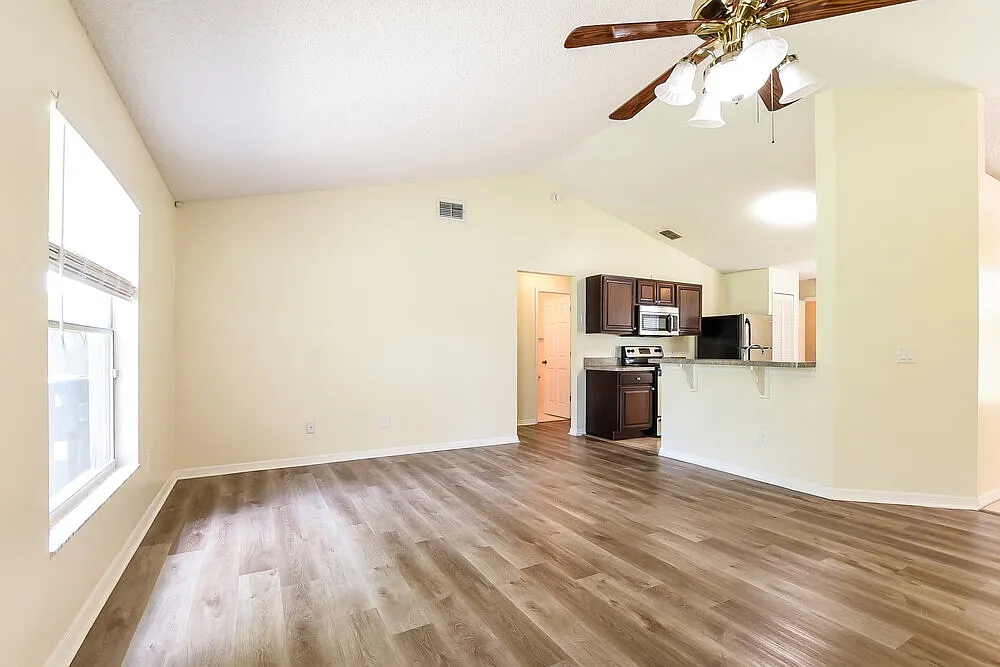 3 bed, 2.0 bath, 1595 sqft, $2,380 — Photo 4