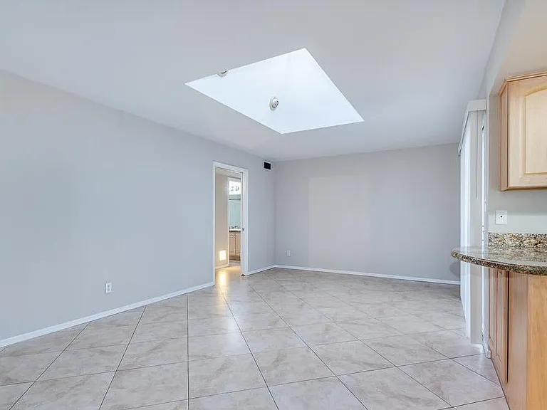2439 E Del Rio Dr — Photo 18