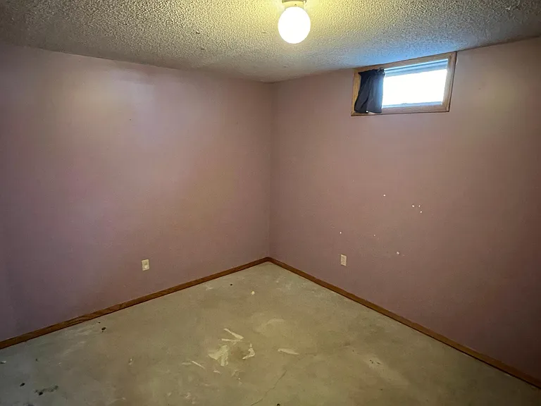 607 James St NE — Photo 17