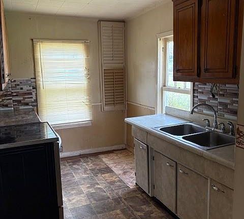 5th image of 132 Peters St