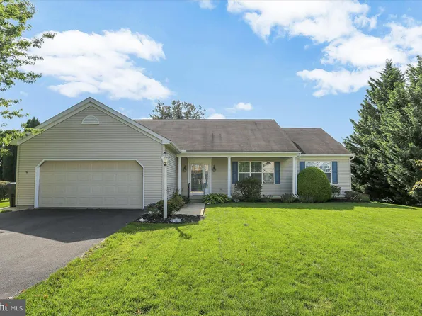 405 Sterling Dr, Red Lion, PA 17356