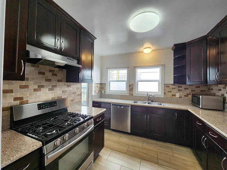 1544 S Van Ness Ave — Photo 12