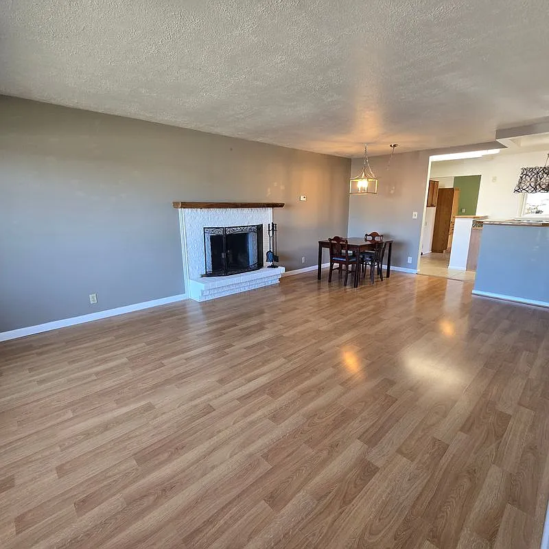 4 bed, 2.0 bath, 2353 sqft, $2,300 — Photo 2