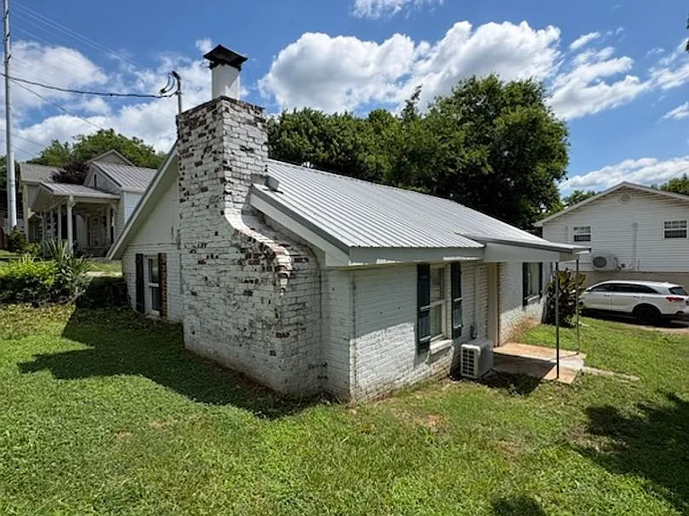 1906 Russell Ave — Photo 10