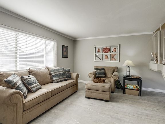 4th image of 1245 N Mollison Ave Unit B