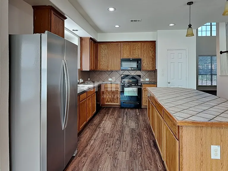 617 Bur Oak Dr — Photo 3