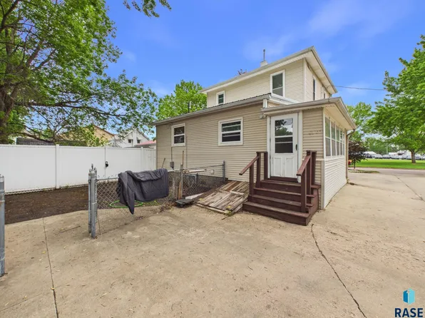 627 S 6th Ave, Sioux Falls, SD 57104