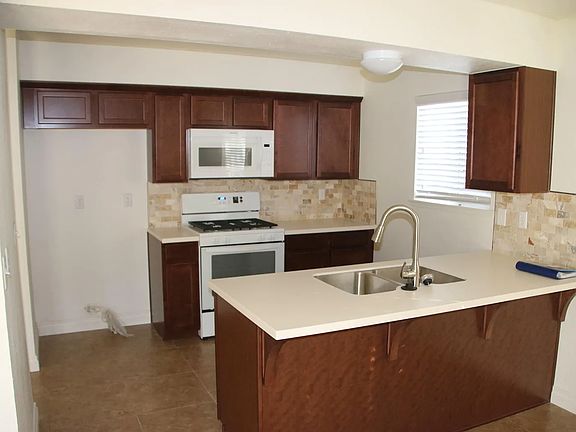 Kitchen (open concept)