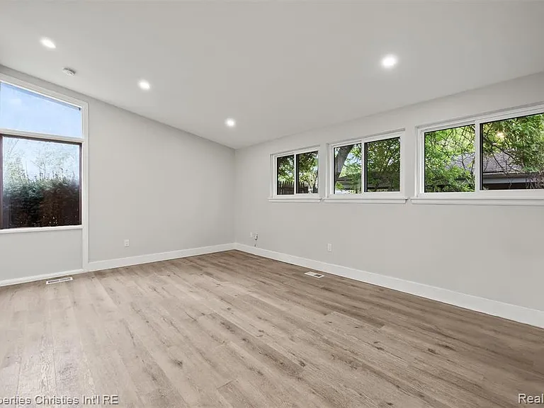 29464 Fairfax St — Photo 6