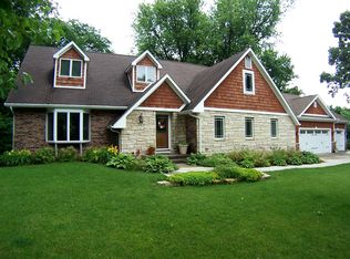 1330 Crestline Ct, Bettendorf, IA