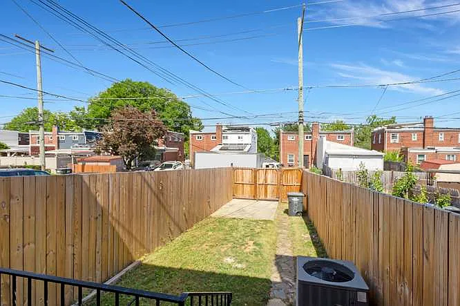 220 33rd St NE — Photo 20