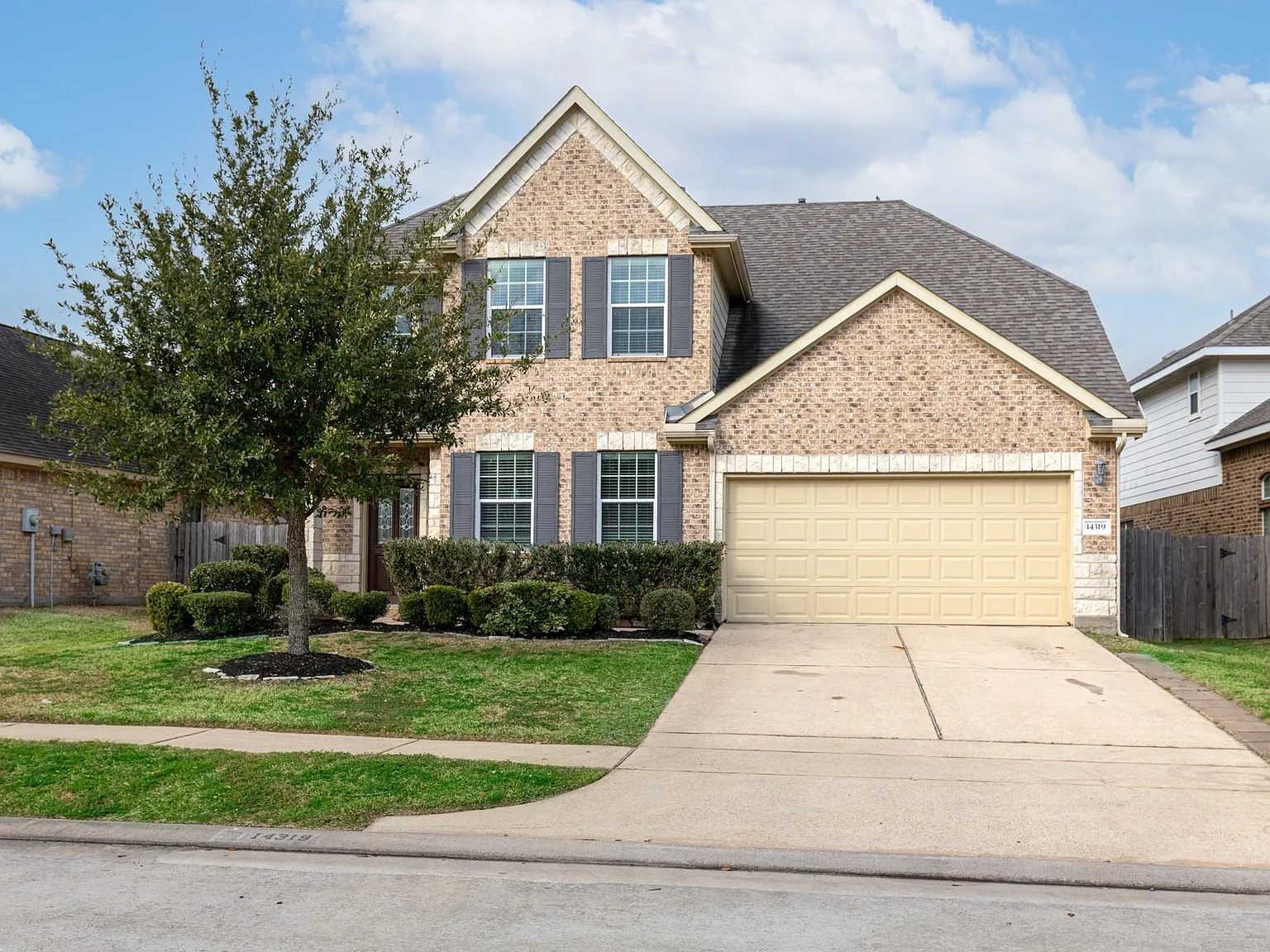 4 bed, 2.5 bath, 2387 sqft, $2,500 — Photo 1