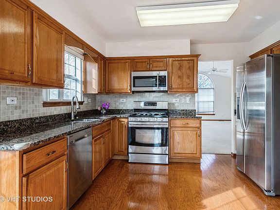 3rd image of 642 Portage Ct