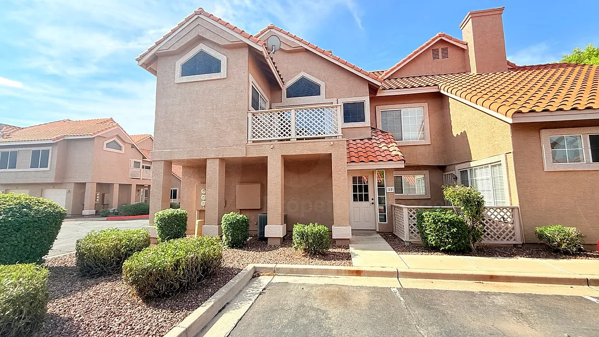 2 bed, 2.0 bath, 890 sqft, $1,749 — Photo 1