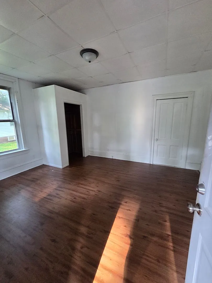 1100.00 3 Bed 1 Bath — Photo 4