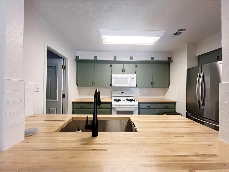 8702 Dawnridge Cir — Photo 7