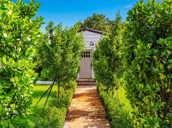 690 NE 118th St, Biscayne Park, FL 33161