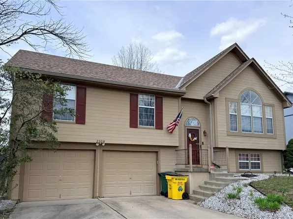 2209 NE Maybrook Dr, Blue Springs, MO 64029