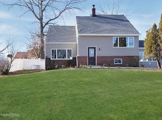 13 Pine Tree Rd, Huntington Station, NY 11746