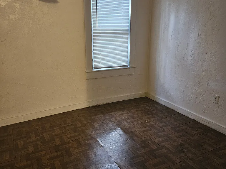 652 NE 15th St — Photo 13
