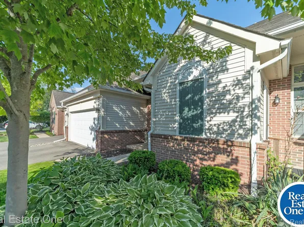 113 Pondview Ct, Brighton, MI 48116