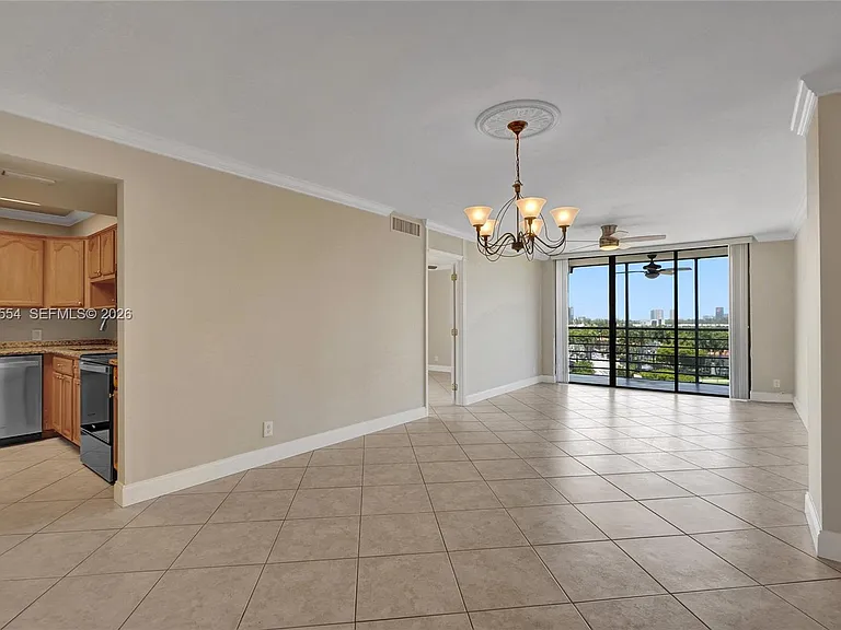 20400 W Country Club Dr #812 — Photo 10