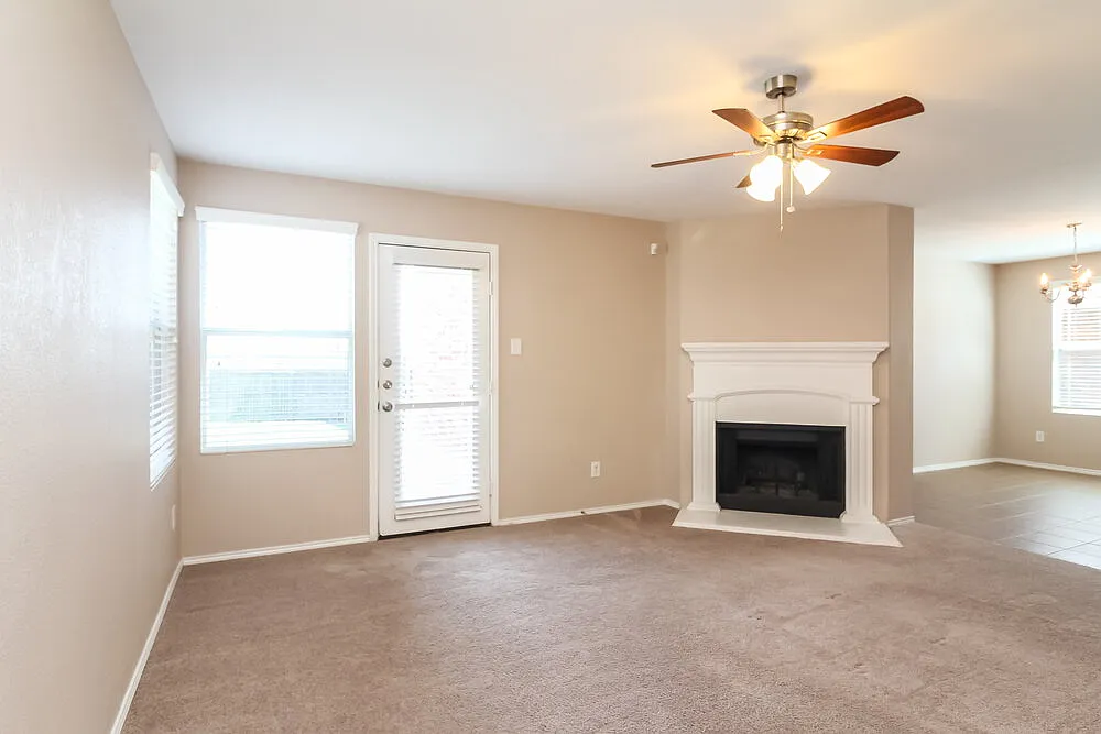5 bed, 2.5 bath, 2165 sqft, $2,470 — Photo 2